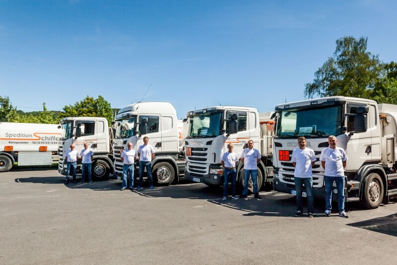 Team vor den Fahrzeugen der Mineralölvertrieb Schiffer GmbH
